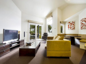 Lhotsky_Apartments_Thredbo_2bedroom_deluxe_living